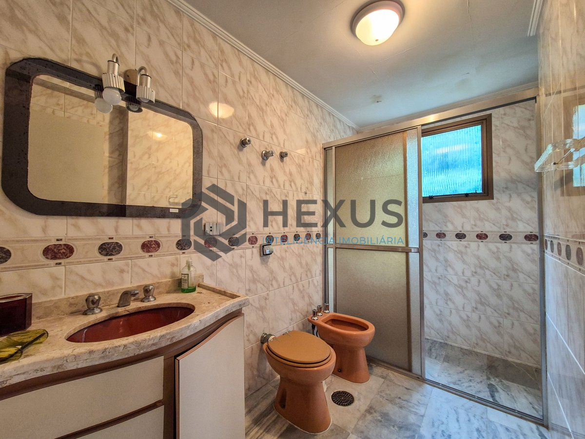 Foto 18 de Apartamento com varanda vista mar a 1 quadra da praia nas Pitangueiras, Guarujá