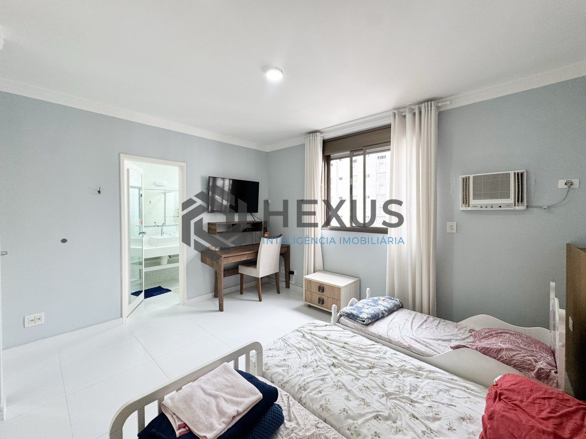 Foto 25 de Apartamento reformado com varanda vista mar a 300m da praia nas Pitangueiras, Guarujá