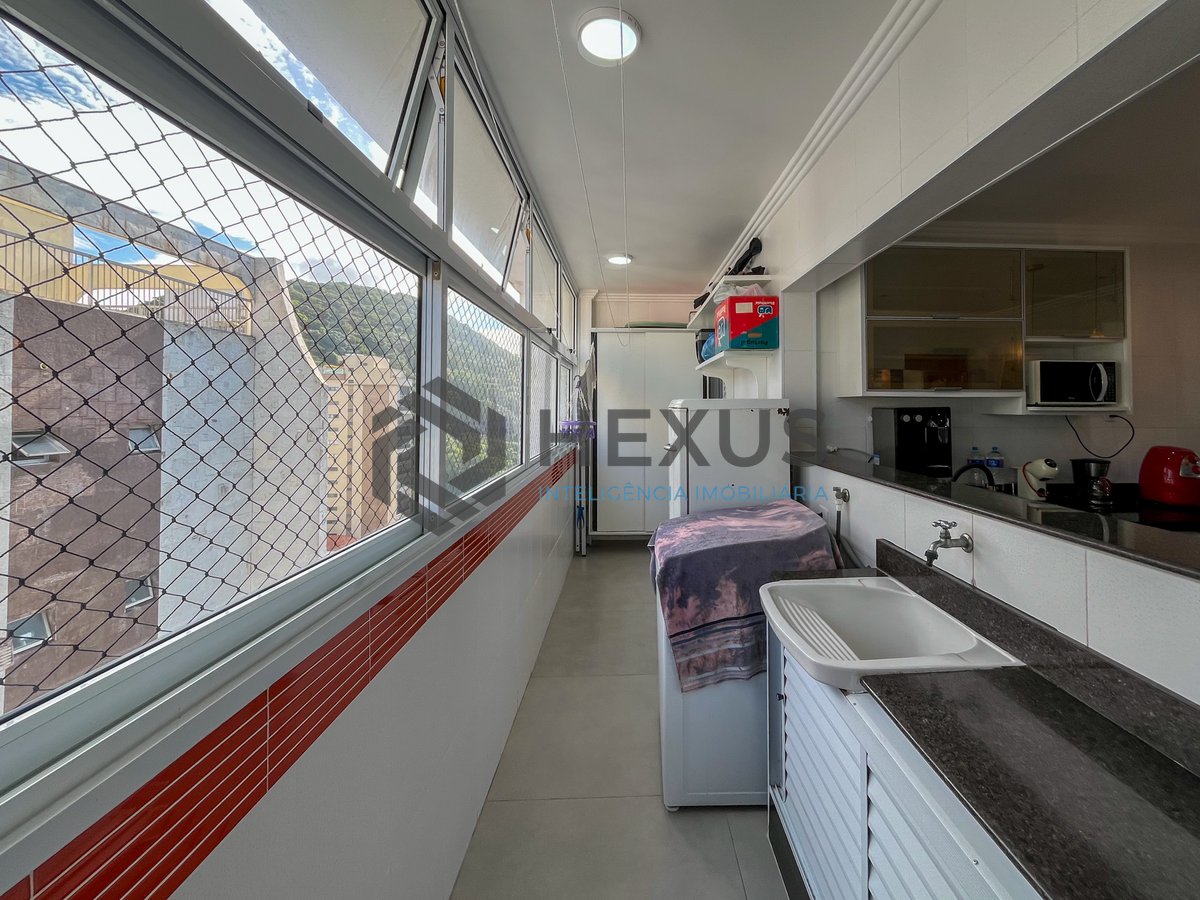 Foto 16 de Apartamento reformado com varanda gourmet vista mar a 1 quadra mar da praia nas Pitangueiras, Guarujá