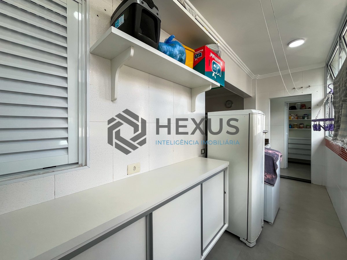 Foto 17 de Apartamento reformado com varanda gourmet vista mar a 1 quadra mar da praia nas Pitangueiras, Guarujá