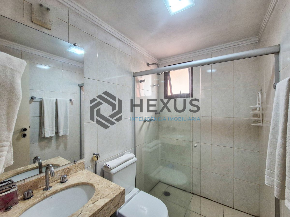 Foto 16 de Apartamento reformado com varanda e lazer nas Pitangueiras, Guarujá