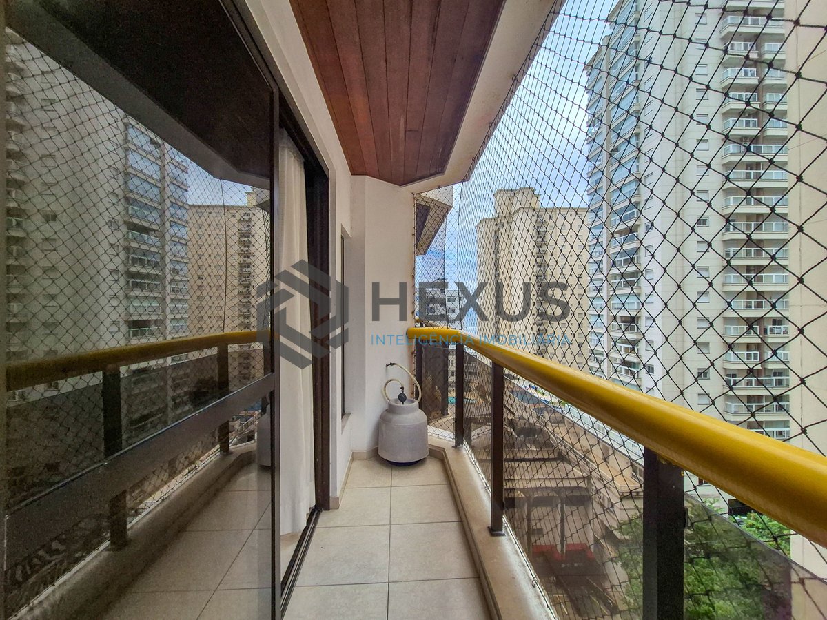 Foto 3 de Apartamento reformado com varanda e lazer nas Pitangueiras, Guarujá