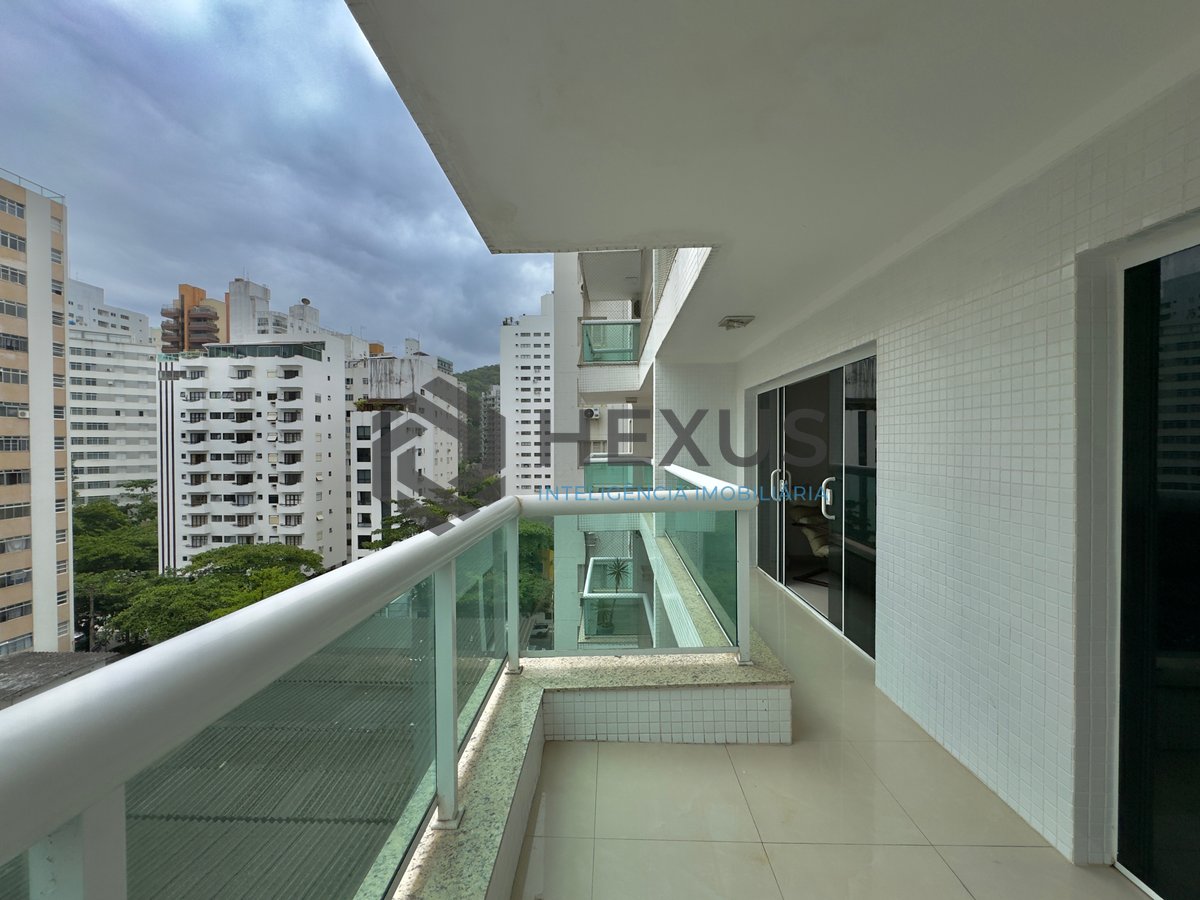 Foto 3 de Apartamento com varanda vista mar na quadra mar da Praia das Pitangueiras, Guarujá
