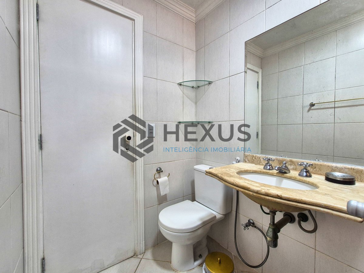 Foto 19 de Apartamento com varanda e lazer a 1 quadra da praia nas Pitangueiras, Guarujá