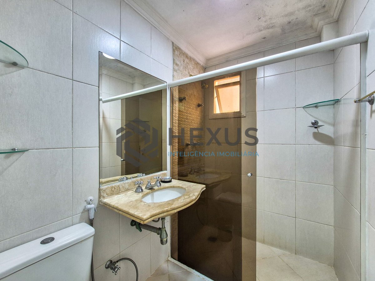 Foto 21 de Apartamento com varanda e lazer a 1 quadra da praia nas Pitangueiras, Guarujá