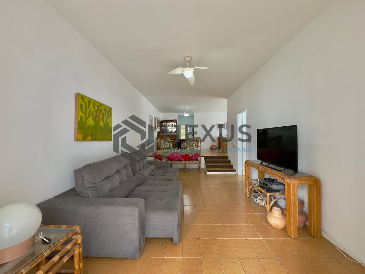 Foto 4 de Apartamento com varanda vista mar na quadra mar da Praia das Pitangueiras à venda, Guarujá-SP.