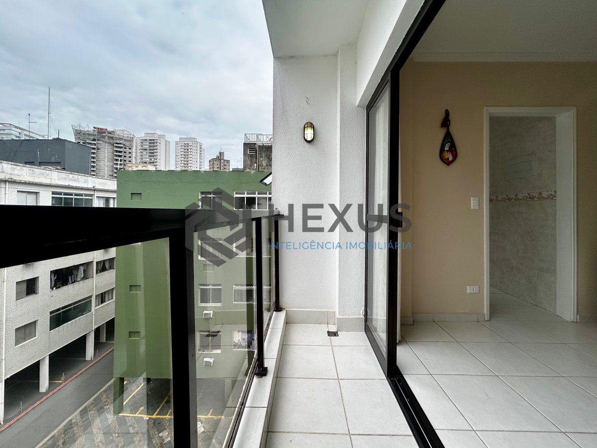 Foto 2 de Apartamento com varanda a 450 metros da praia no Jardim Astúrias, Guarujá