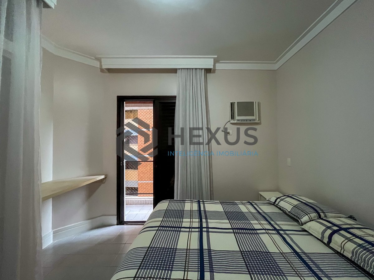 Foto 12 de Apartamento reformado com varanda a 2 quadras da Praia das Pitangueiras, Guarujá