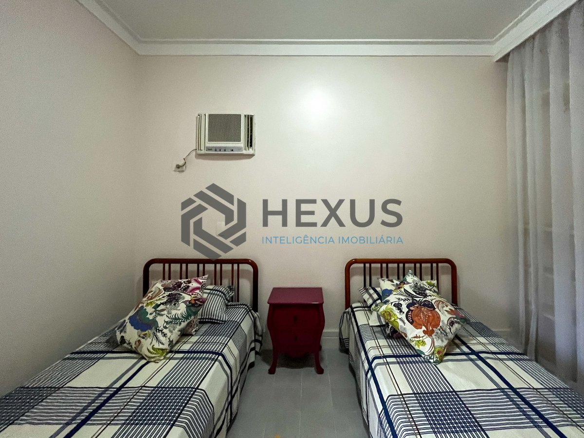 Foto 18 de Apartamento reformado com varanda a 2 quadras da Praia das Pitangueiras, Guarujá