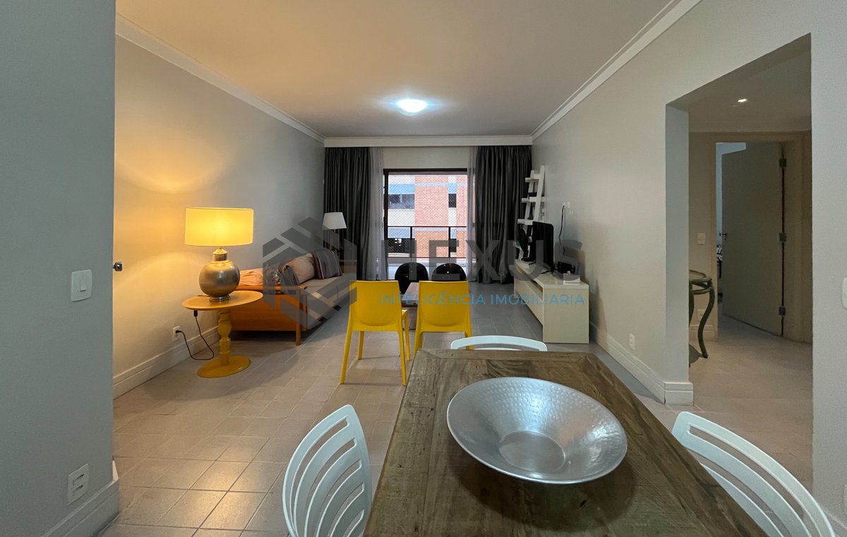 Foto 4 de Apartamento reformado com varanda a 2 quadras da Praia das Pitangueiras, Guarujá