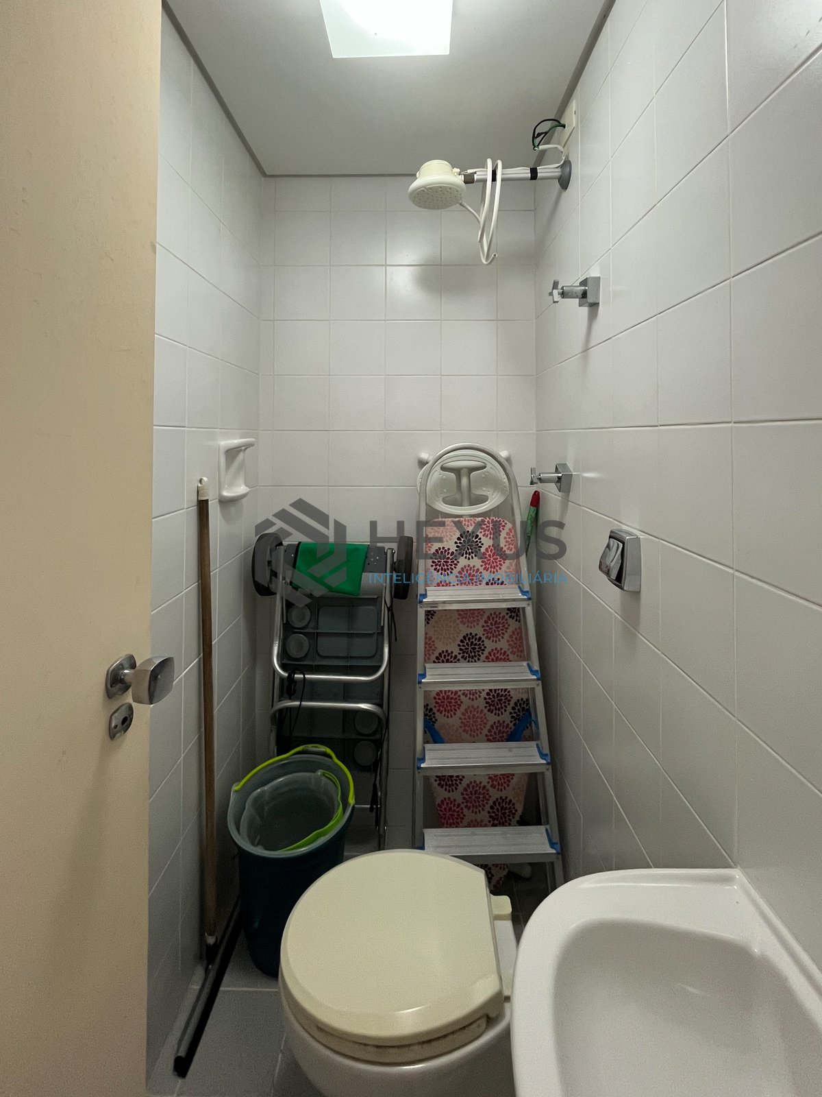 Foto 32 de Apartamento reformado com varanda a 2 quadras da Praia das Pitangueiras, Guarujá