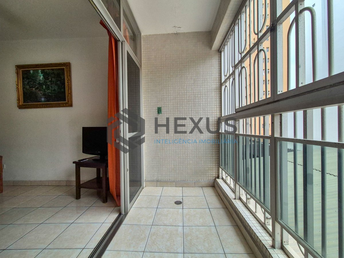 Foto 2 de Apartamento com varanda a 1 quadra da Praia das Pitangueiras, Guarujá