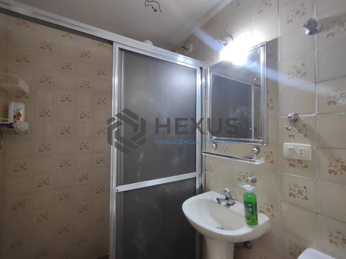 Foto 10 de Apartamento com varanda e lazer a 200 metros da Praia da Enseada, Guarujá