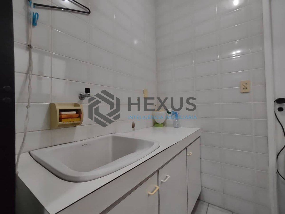Foto 16 de Apartamento com varanda e lazer na Praia da Enseada, Guarujá