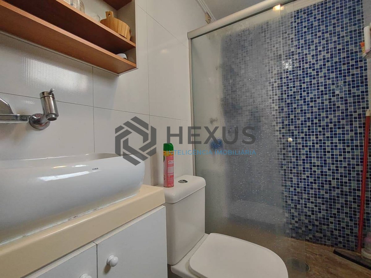 Foto 16 de Apartamento reformado com varanda e lazer na Praia da Enseada, Guarujá
