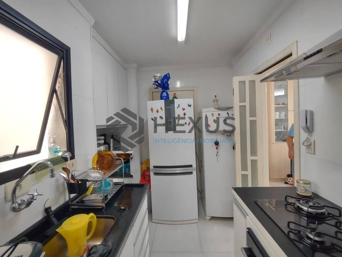 Foto 18 de Apartamento reformado com varanda e lazer na Praia da Enseada, Guarujá