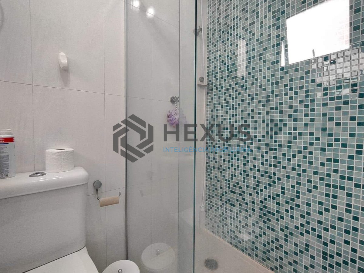 Foto 10 de Apartamento reformado com varanda e lazer na Praia da Enseada, Guarujá