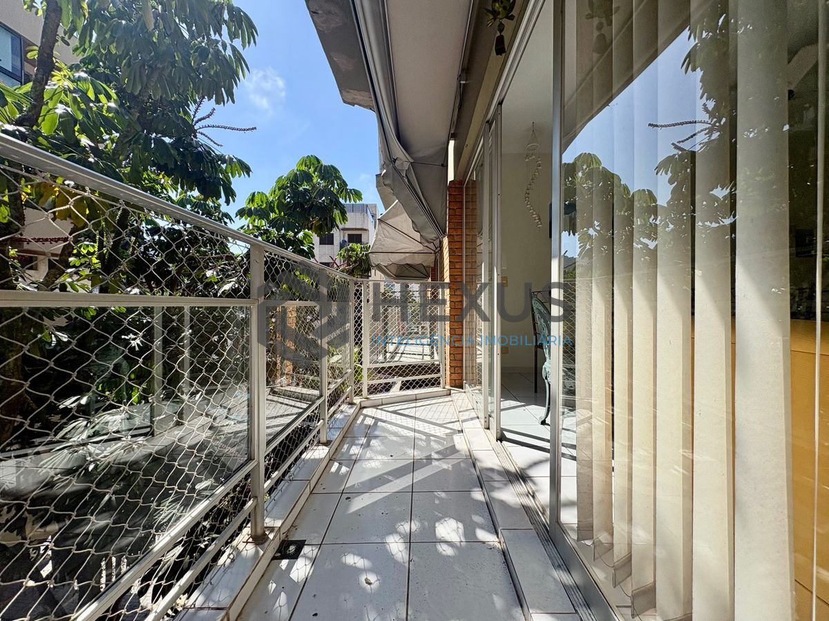 Foto 2 de Apartamento com varanda e lazer na Enseada, Guarujá