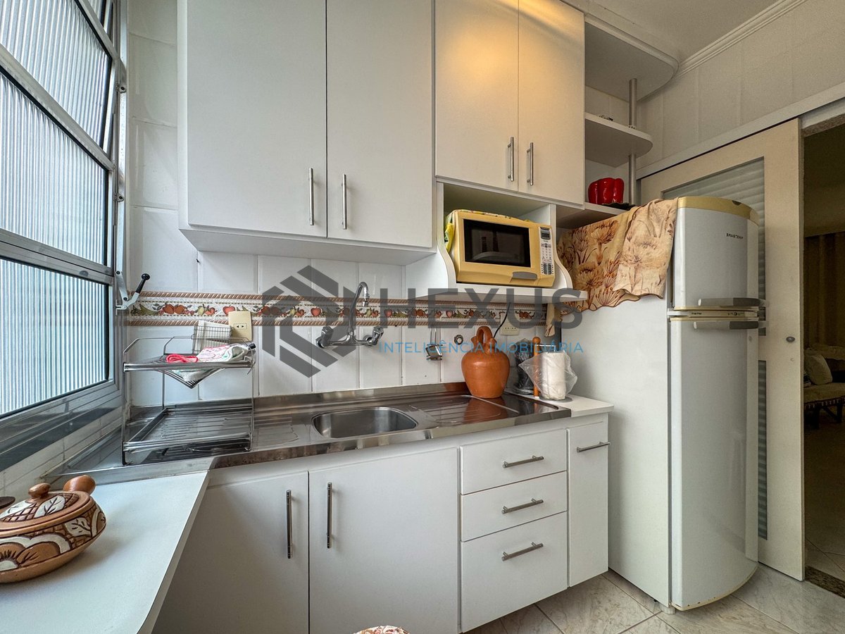 Foto 18 de Apartamento com varanda na quadra da praia das Pitangueiras à Venda, Guarujá, SP