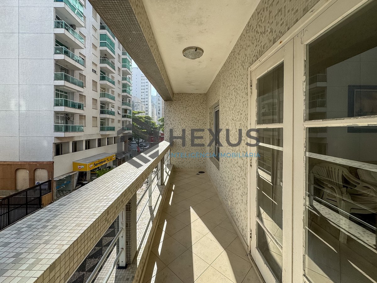 Foto 8 de Apartamento com varanda na quadra da praia das Pitangueiras à Venda, Guarujá, SP
