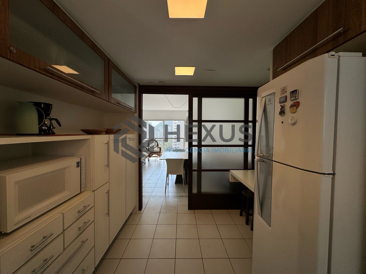 Foto 12 de Apartamento com varanda vista mar e lazer a 2 quadras da Praia das Pitangueiras, Guarujá