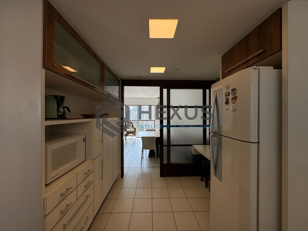 Foto 13 de Apartamento com varanda vista mar e lazer a 2 quadras da Praia das Pitangueiras, Guarujá