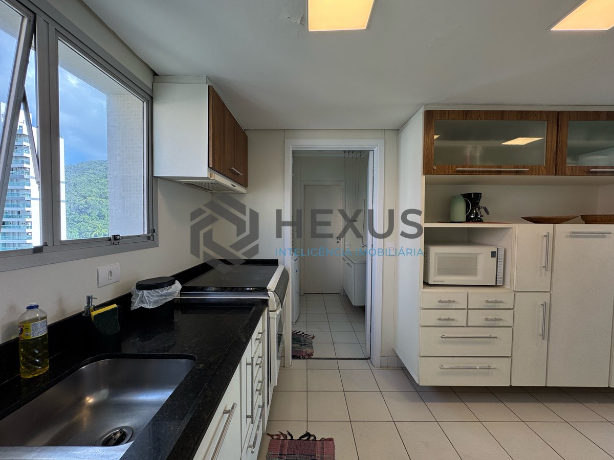 Foto 14 de Apartamento com varanda vista mar e lazer a 2 quadras da Praia das Pitangueiras, Guarujá