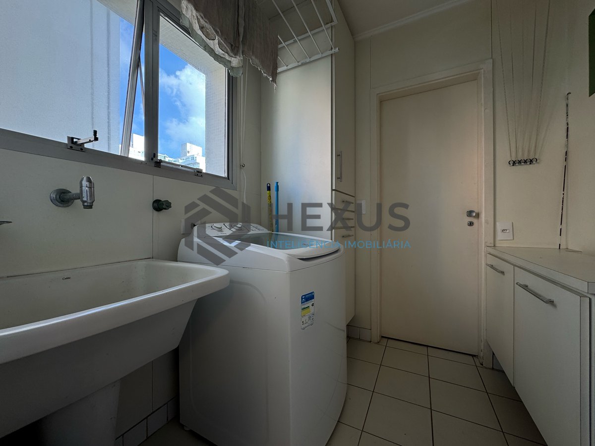 Foto 17 de Apartamento com varanda vista mar e lazer a 2 quadras da Praia das Pitangueiras, Guarujá