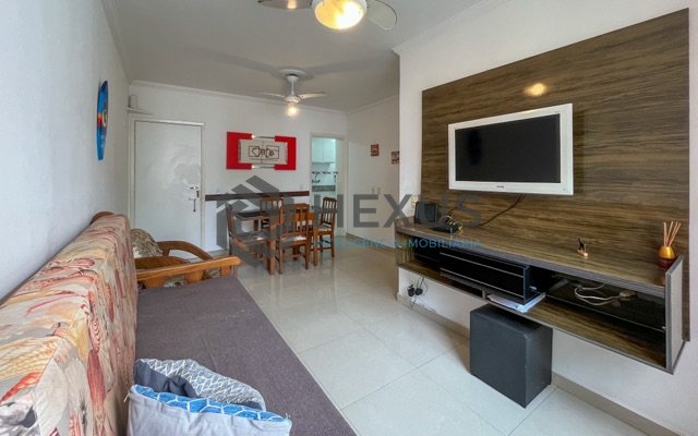 Foto 2 de Apartamento reformado com varanda a uma quadra da praia em Pitangueiras, Guarujá