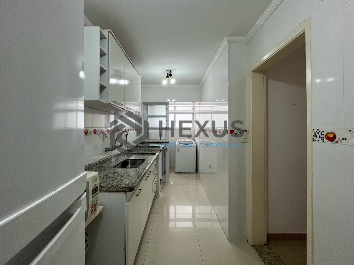 Foto 16 de Apartamento reformado com varanda a uma quadra da praia em Pitangueiras, Guarujá