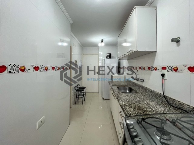 Foto 17 de Apartamento reformado com varanda a uma quadra da praia em Pitangueiras, Guarujá