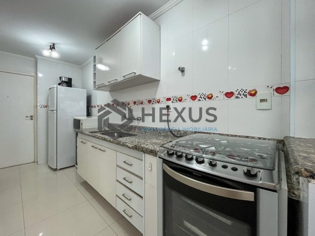 Foto 18 de Apartamento reformado com varanda a uma quadra da praia em Pitangueiras, Guarujá
