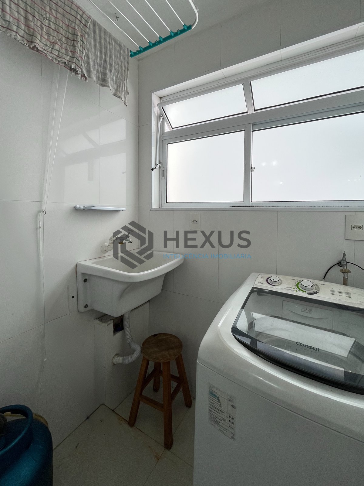 Foto 19 de Apartamento reformado com varanda a uma quadra da praia em Pitangueiras, Guarujá