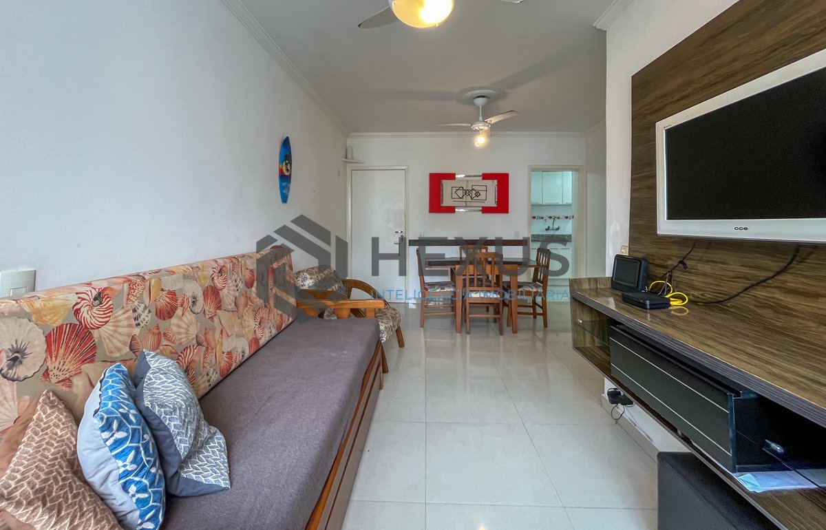 Foto 4 de Apartamento reformado com varanda a uma quadra da praia em Pitangueiras, Guarujá