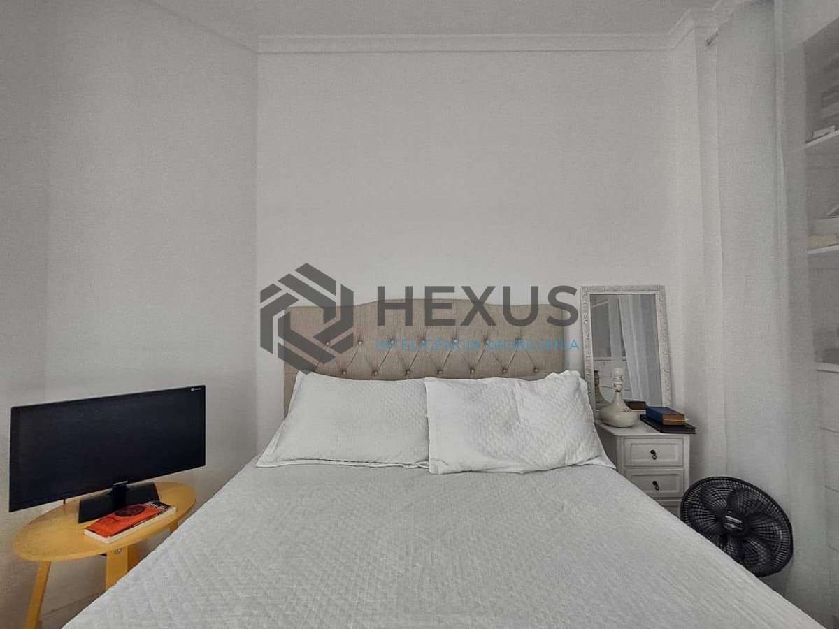 Foto 11 de Apartamento reformado com varanda e lazer na Enseada, Guarujá