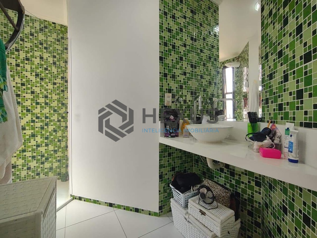 Foto 10 de Apartamento reformado com varanda e lazer na Enseada, Guarujá
