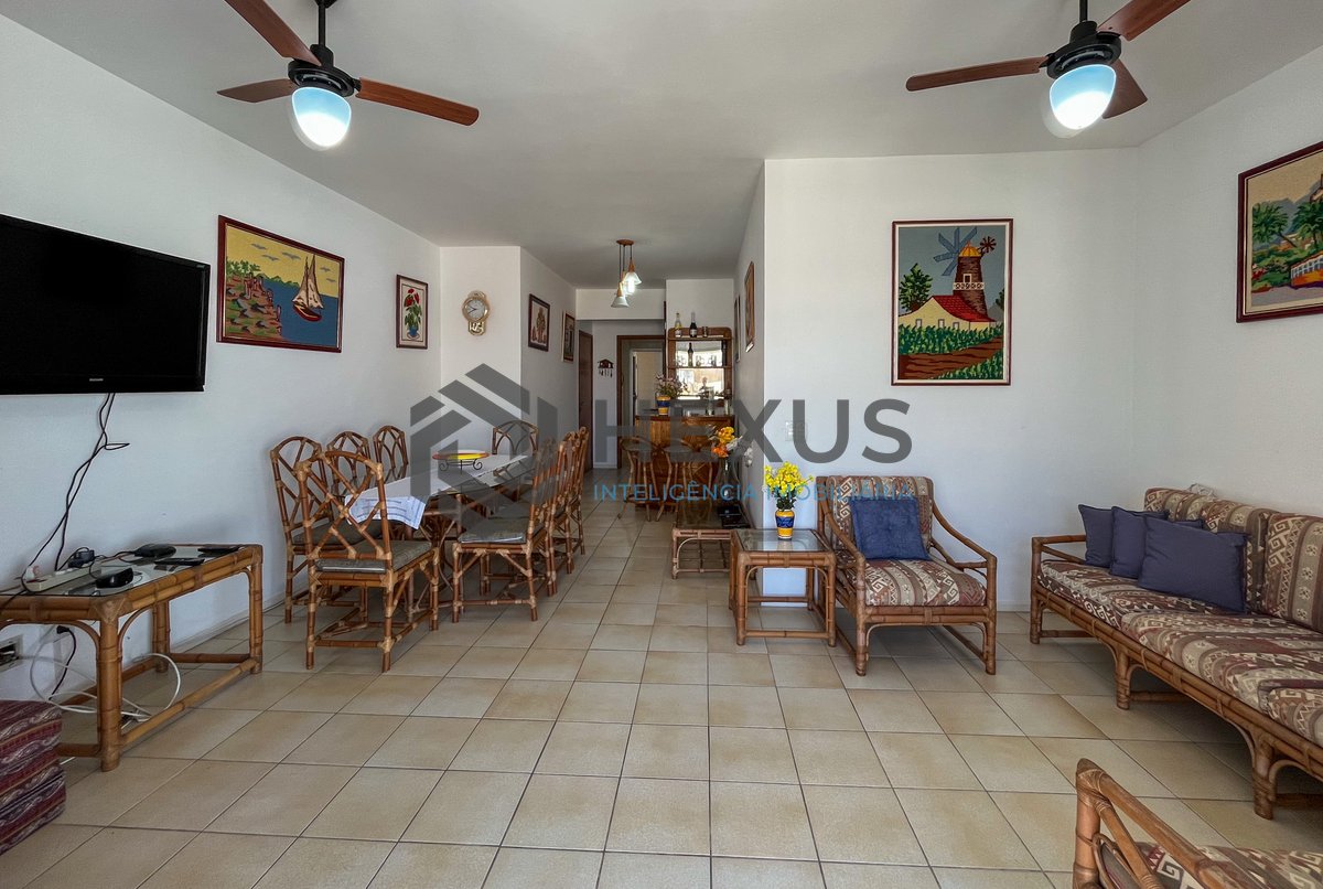 Foto 3 de Apartamento com varanda e lazer a 1 quadra do mar nas Pitangueiras, Guarujá