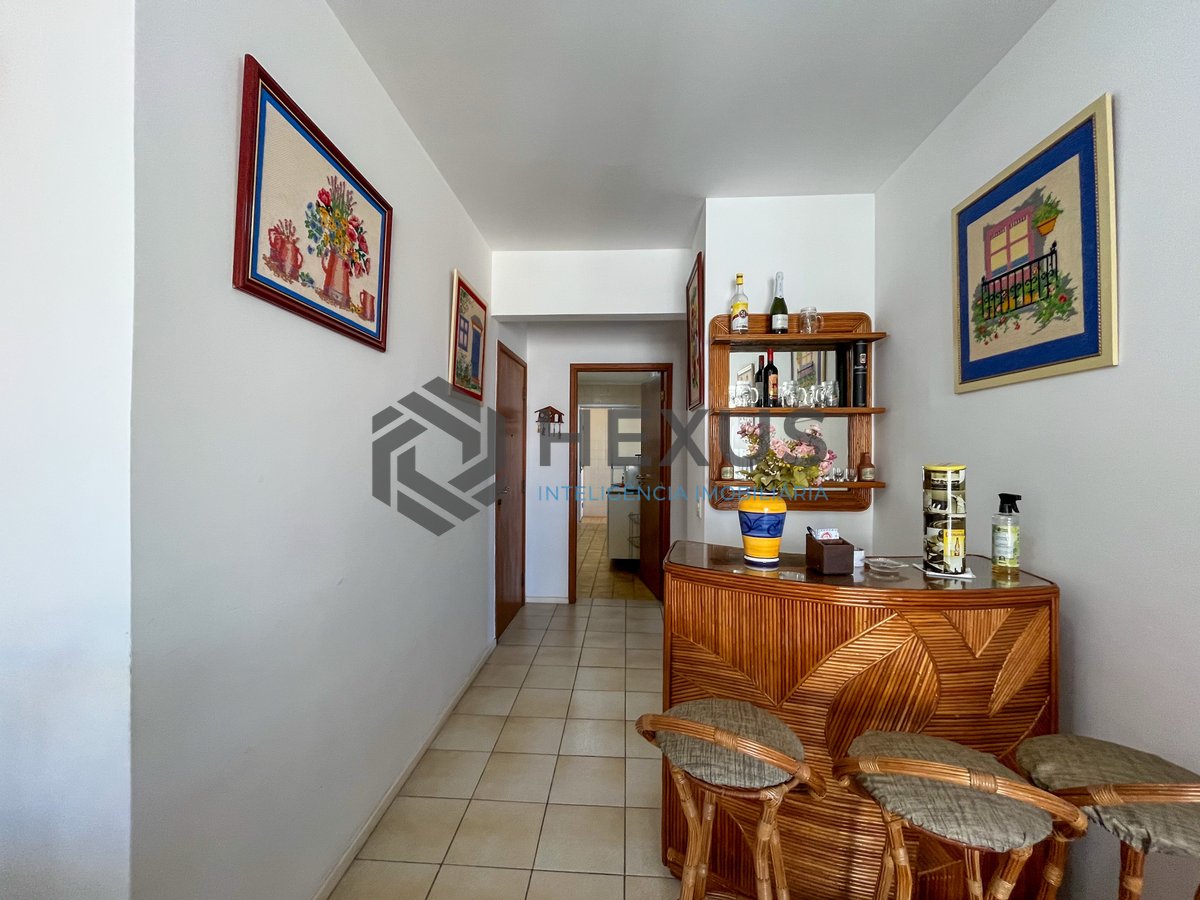 Foto 5 de Apartamento com varanda e lazer a 1 quadra do mar nas Pitangueiras, Guarujá
