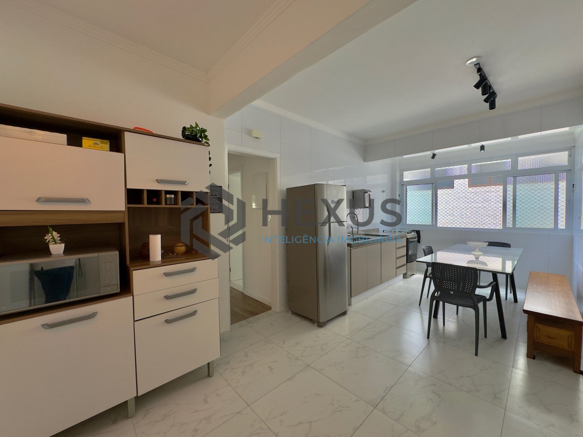 Foto 17 de Apartamento reformado com varanda nas Pitangueiras, Guarujá