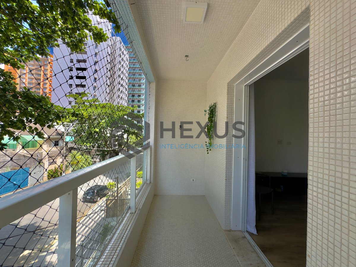 Foto 4 de Apartamento reformado com varanda nas Pitangueiras, Guarujá