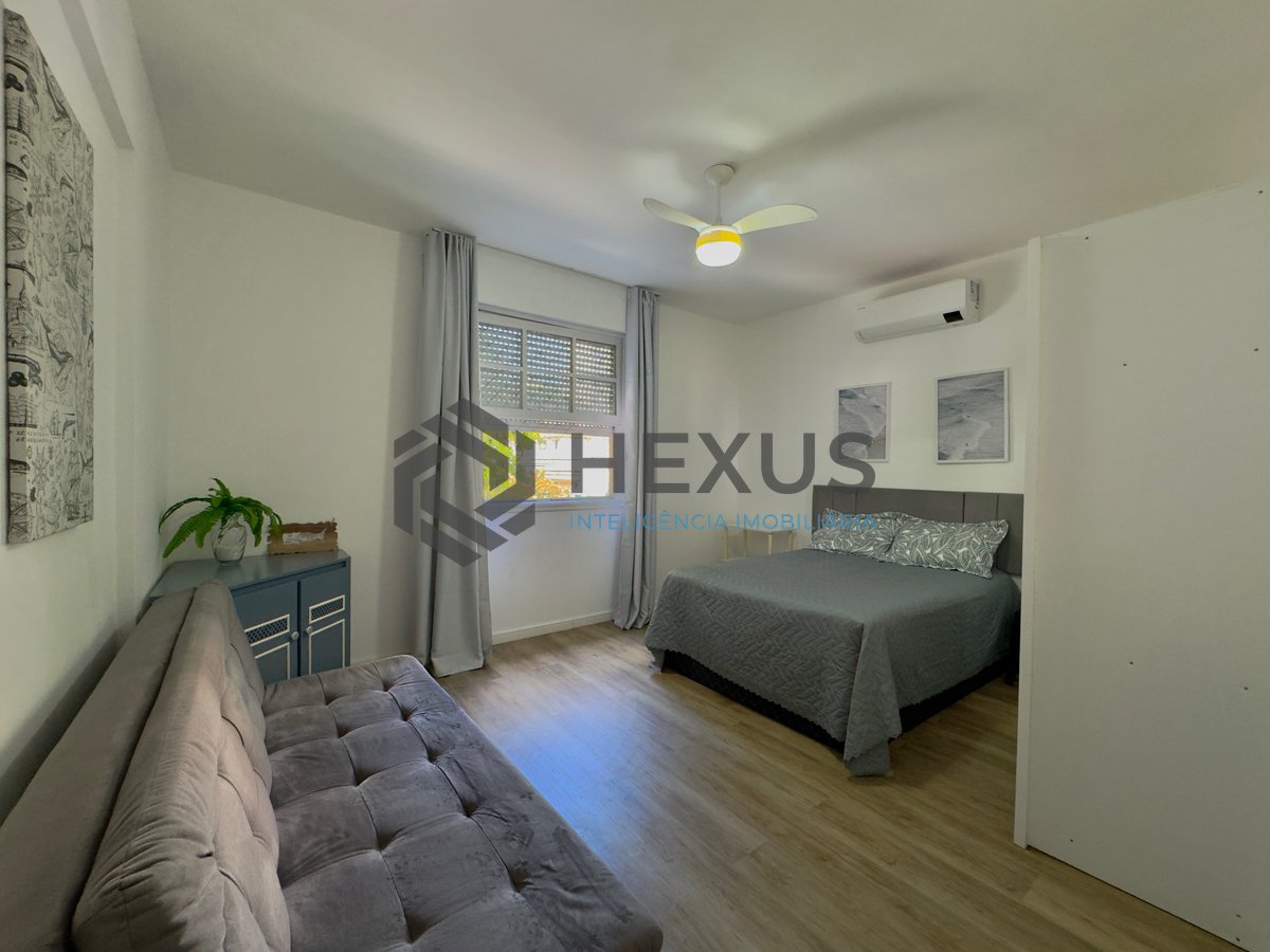Foto 5 de Apartamento reformado com varanda nas Pitangueiras, Guarujá