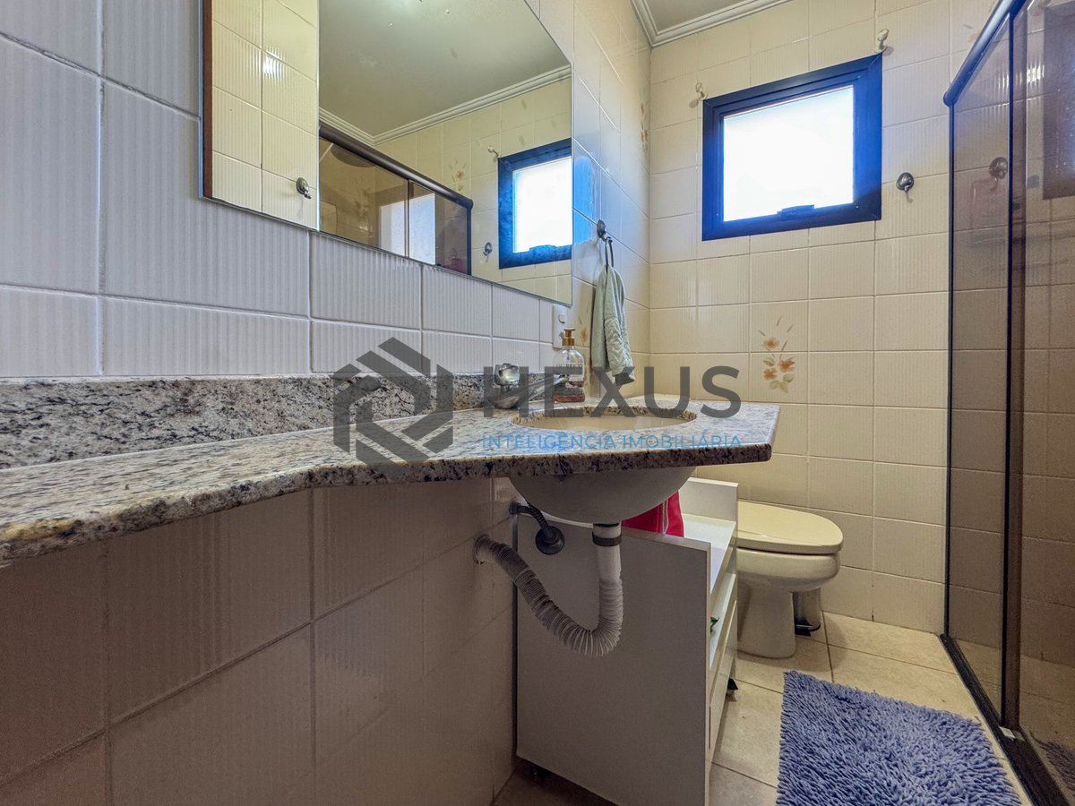 Foto 15 de Apartamento reformado com varanda e lazer nas Astúrias, Guarujá