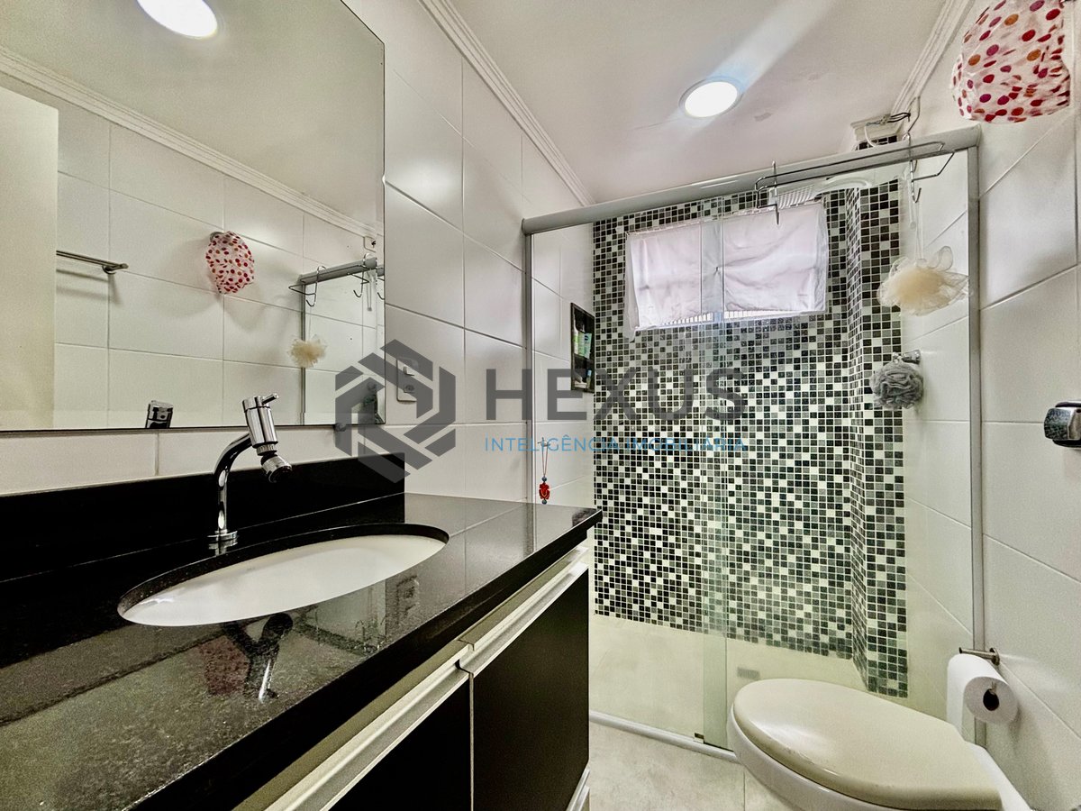 Foto 11 de Apartamento reformado com varanda a 100m da praia no Tombo, Guarujá