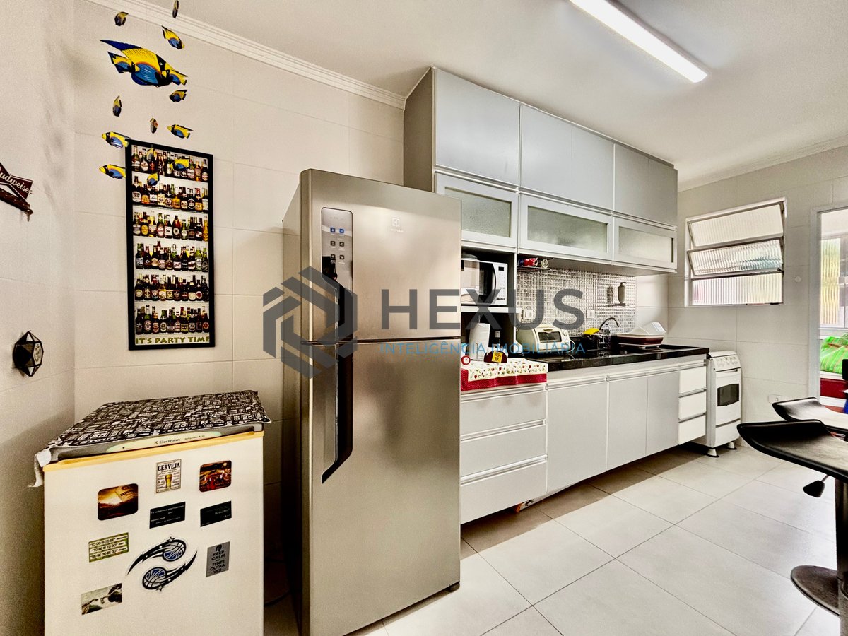 Foto 12 de Apartamento reformado com varanda a 100m da praia no Tombo, Guarujá