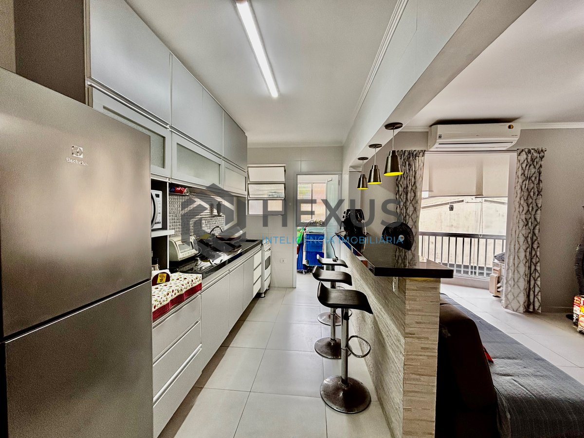 Foto 13 de Apartamento reformado com varanda a 100m da praia no Tombo, Guarujá