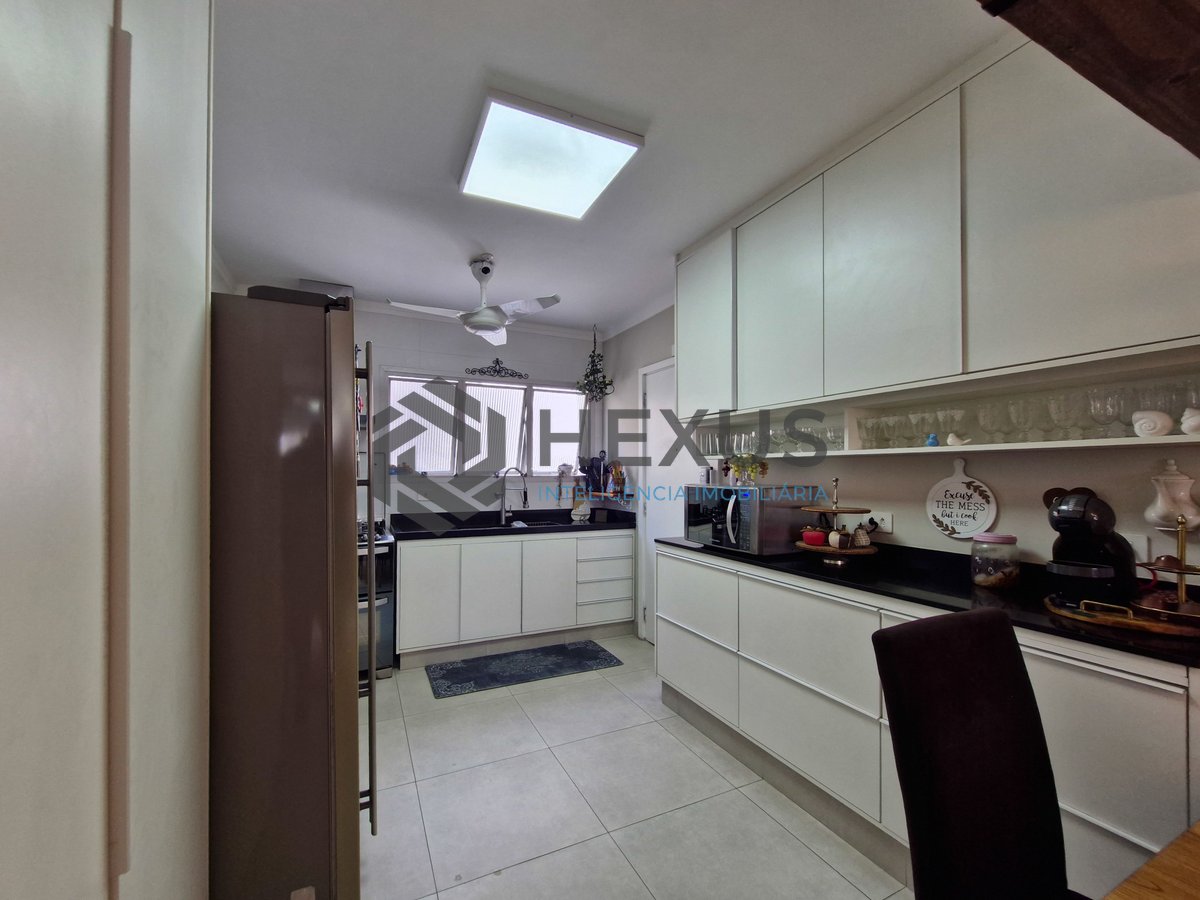 Foto 9 de Apartamento reformado com varanda vista mar e lazer a 2 quadras da praia nas Pitangueiras, Guarujá