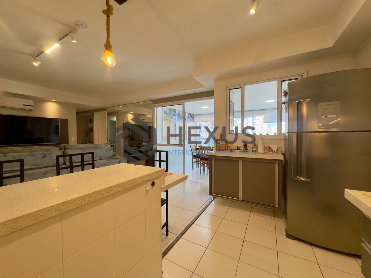 Foto 10 de Apartamento reformado com varanda gourmet e lazer a 200m da praia nas Pitangueiras, Guarujá