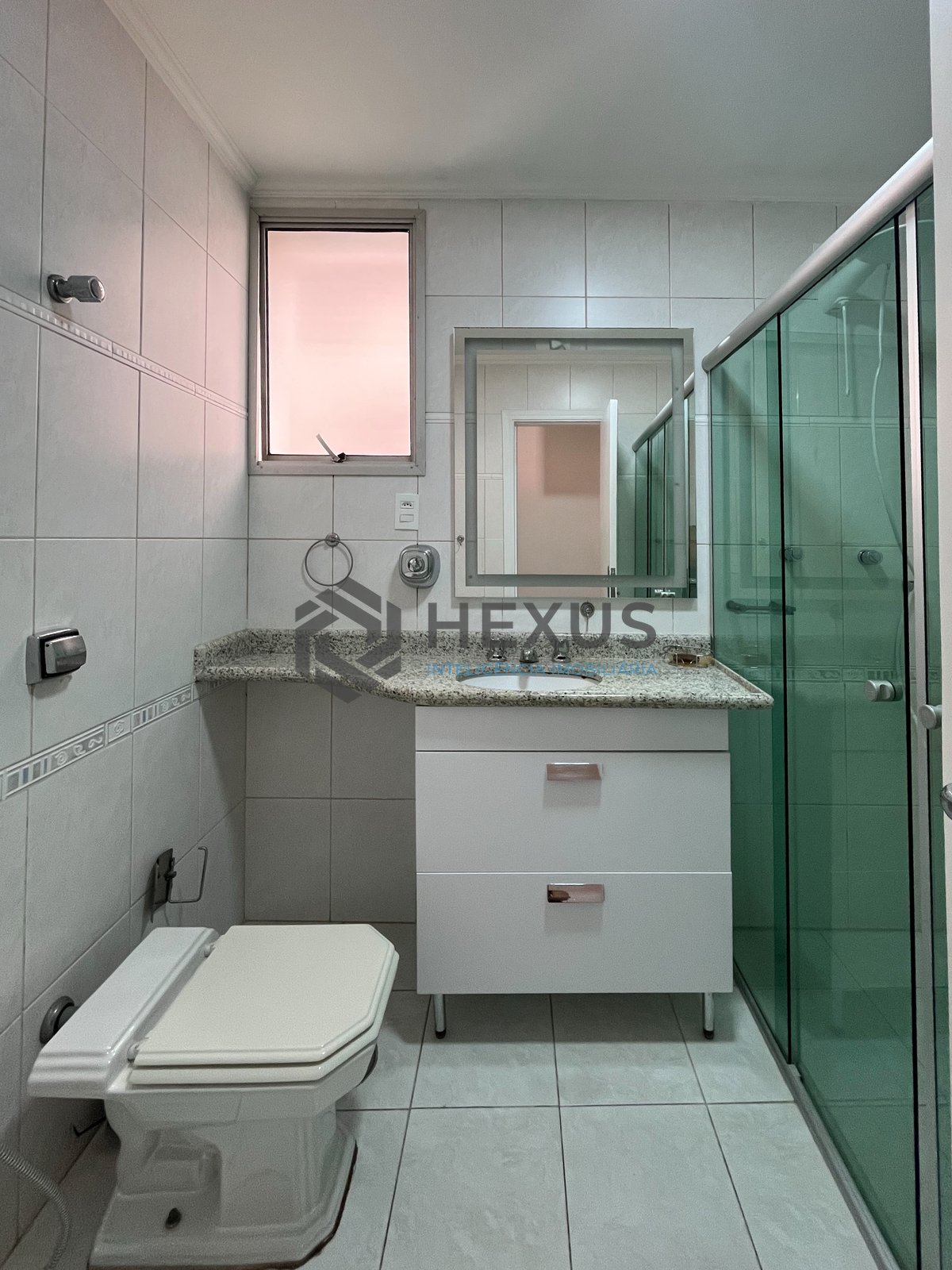 Foto 17 de Apartamento reformado na quadra-mar da Praia das Pitangueiras, Guarujá