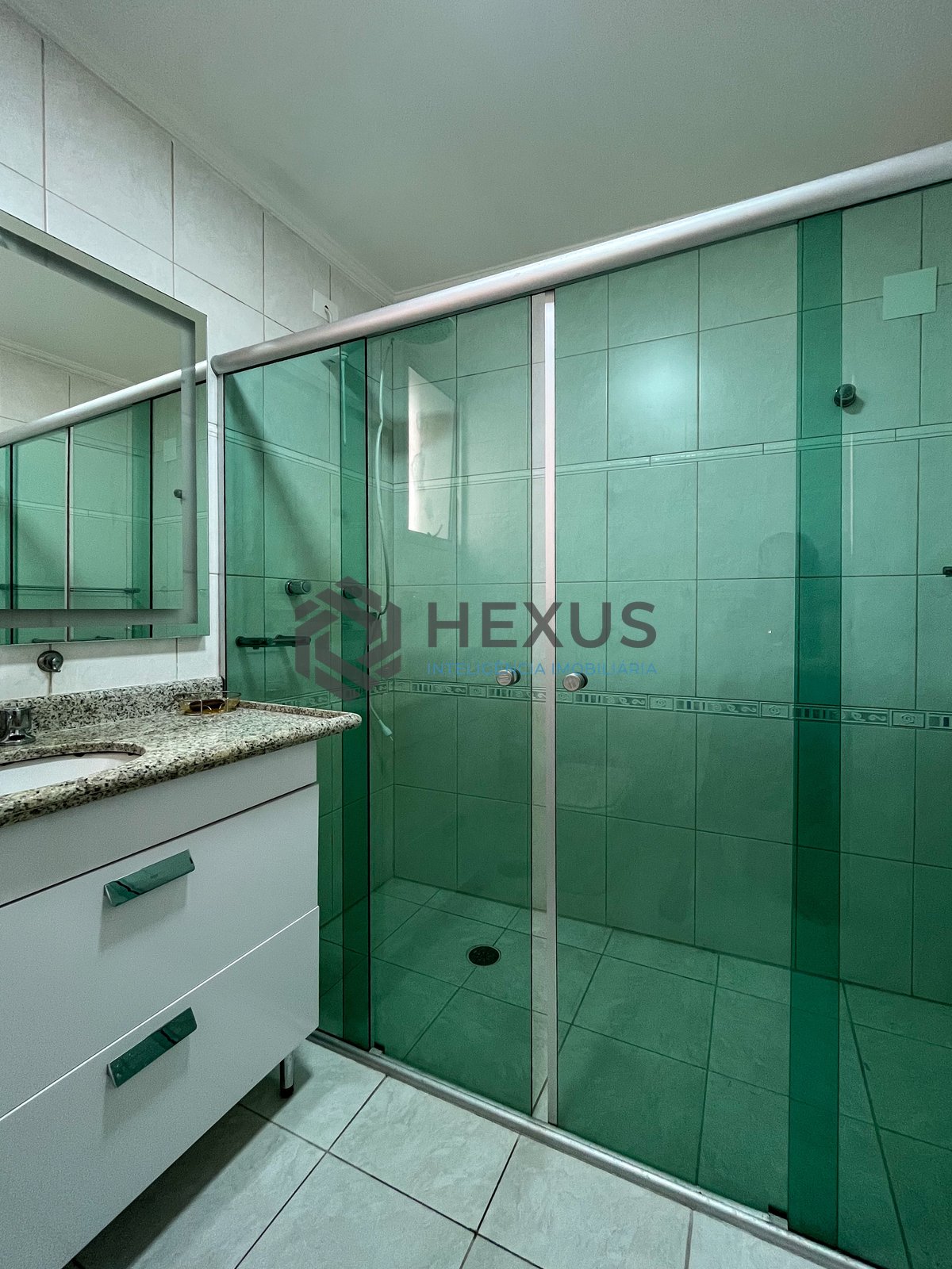 Foto 18 de Apartamento reformado na quadra-mar da Praia das Pitangueiras, Guarujá