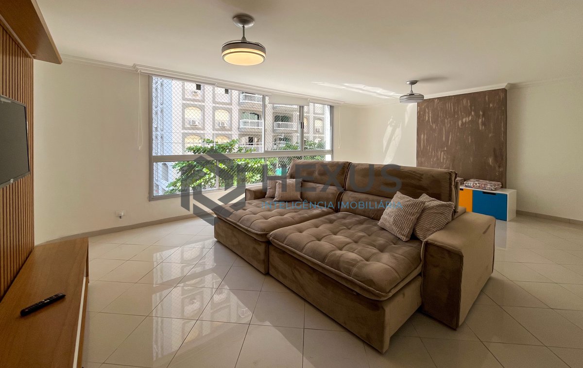 Foto 5 de Apartamento reformado na quadra-mar da Praia das Pitangueiras, Guarujá